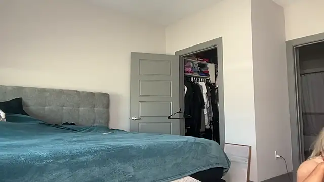 ElenaErickson online show from February 2025 08:00:02 PM