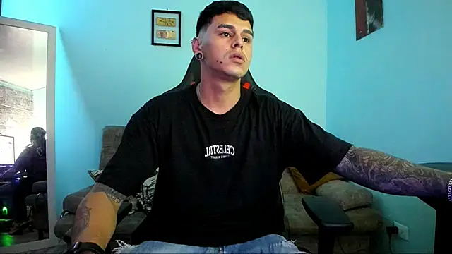 Snapshot of E_Moon chatting on December 2024 03:26:01 AM E Moon online show from December 2024 03:26:01 AM