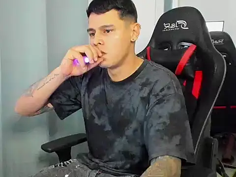 Snapshot of E_Moon chatting on September 2025 02:57:01 AM E Moon online show from September 2025 02:57:01 AM