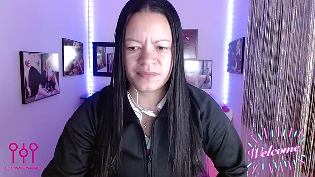 Cristal w online show from September 2025 01:00:01 PM