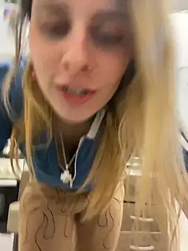 Snapshot of FlorBich chatting on November 2025 06:28:01 AM FlorBich online show from November 2025 06:28:01 AM