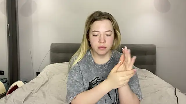 Embersweetbunny online show from January 2026 06:29:01 AM