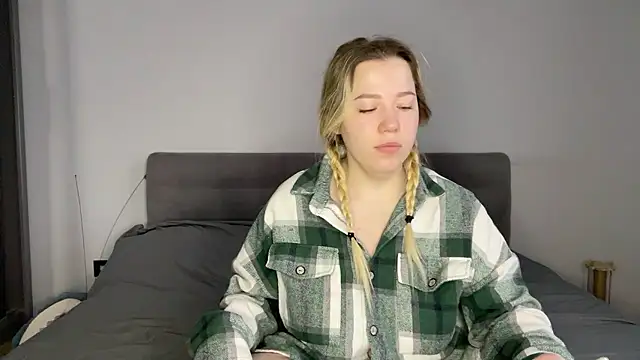 Embersweetbunny online show from January 2026 07:14:01 AM