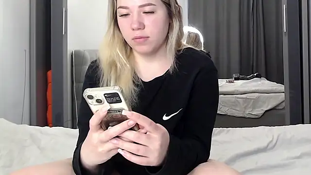 Embersweetbunny online show from February 2026 06:23:02 AM