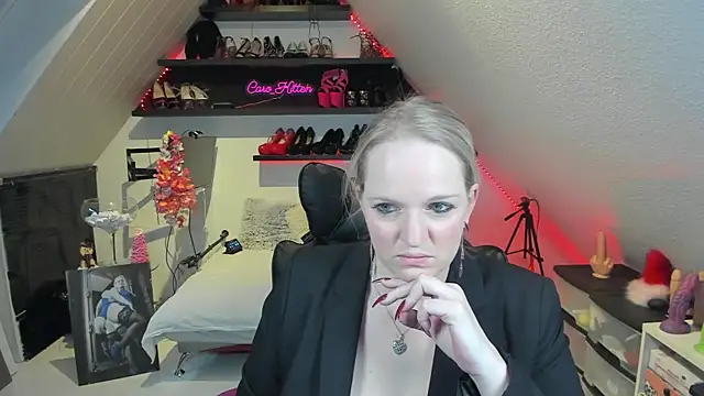 Snapshot of caro_kitten chatting on December 2024 10:18:01 AM caro kitten online show from December 2024 10:18:01 AM