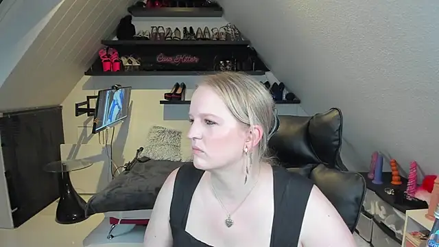 caro kitten online show from April 2026 07:36:01 AM