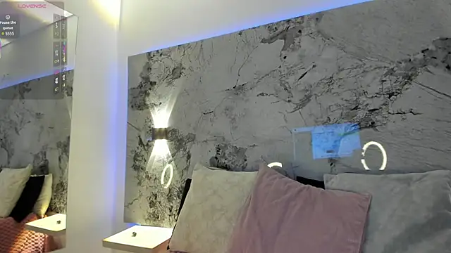 LIZ HOLMES online show from February 2026 11:18:01 AM