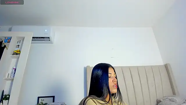 Snapshot of Mady-Edwards chatting on November 2025 10:23:02 PM Mady-Edwards online show from November 2025 10:23:02 PM