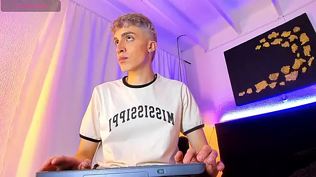 Snapshot of Angel_Snowhotxxx chatting on February 2025 06:34:01 AM Angel Snowhotxxx online show from February 2025 06:34:01 AM