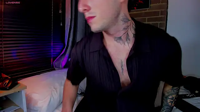 Snapshot of liam_oficial02 chatting on May 2026 03:44:02 AM liam oficial02 online show from May 2026 03:44:02 AM