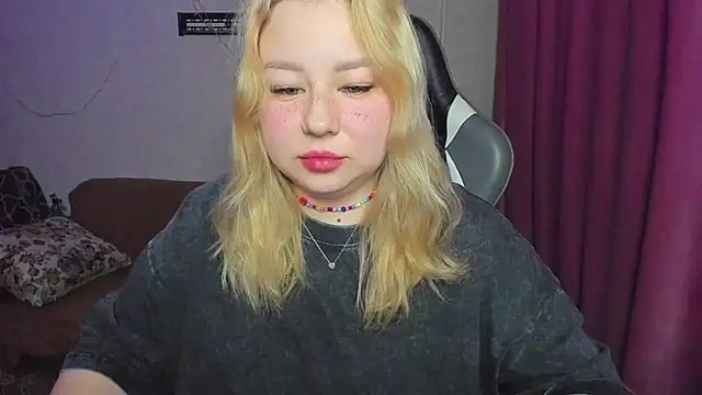 Milafoxxxy online show from November 2025 06:18:01 PM