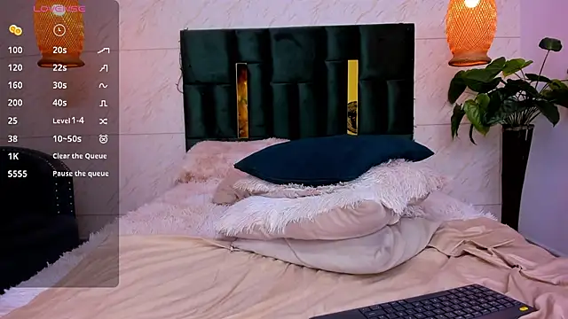 Taiissa  online show from January 2025 03:52:01 PM