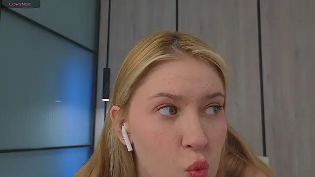 Snapshot of Monikacutie chatting on March 2025 04:27:01 AM Monikacutie online show from March 2025 04:27:01 AM