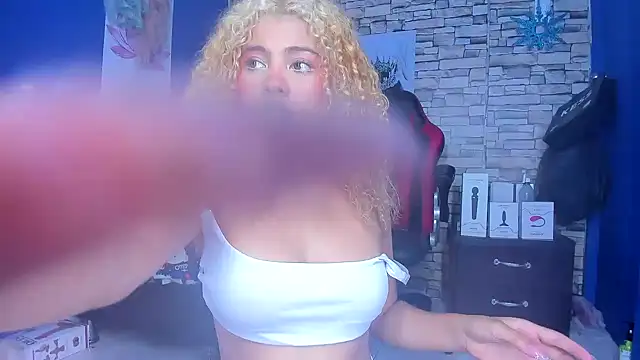 sofiacastillo01 online show from March 2025 05:27:01 PM