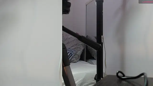 YUSELFI ROSS  online show from December 2025 12:01:01 PM