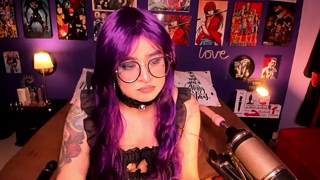 Snapshot of anne_cross chatting on December 2024 01:29:01 AM anne cross online show from December 2024 01:29:01 AM