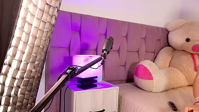 SophiaKarson online show from June 2026 06:10:01 PM