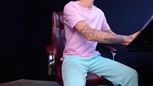 Snapshot of BrandonTate chatting on October 2025 05:42:02 AM BrandonTate online show from October 2025 05:42:02 AM