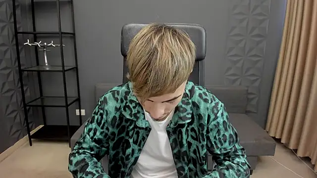 Snapshot of BrandonTate chatting on November 2025 11:20:01 AM BrandonTate online show from November 2025 11:20:01 AM