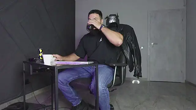 Snapshot of mattmasterss chatting on October 2025 09:13:01 PM mattmasterss online show from October 2025 09:13:01 PM