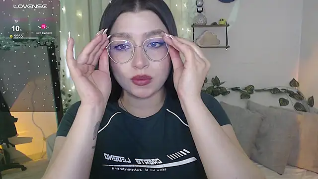 mily thomson b  online show from December 2025 09:35:01 PM