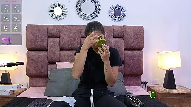 Snapshot of MontVta chatting on December 2025 12:10:01 PM MontVta online show from December 2025 12:10:01 PM