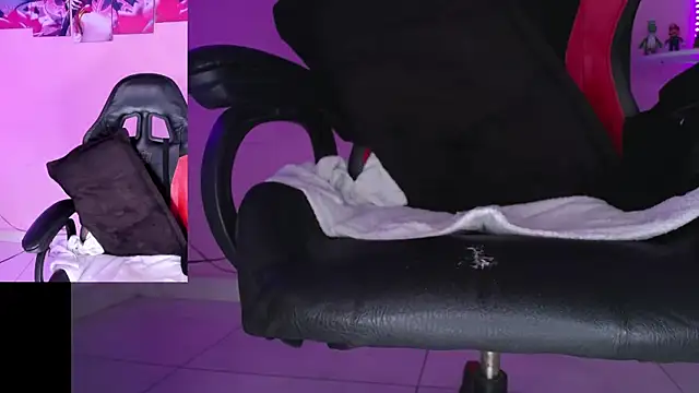 Snapshot of DanielaHang chatting on November 2025 01:44:02 PM DanielaHang online show from November 2025 01:44:02 PM