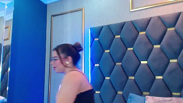 Snapshot of ThaniaJones chatting on November 2025 12:05:01 PM ThaniaJones online show from November 2025 12:05:01 PM