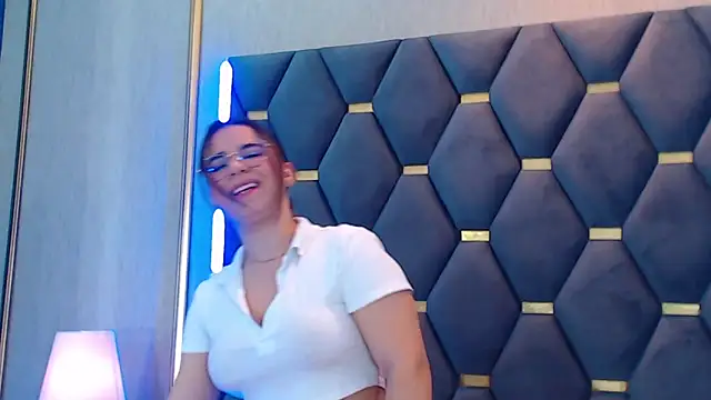 Snapshot of ThaniaJones chatting on November 2025 12:15:02 PM ThaniaJones online show from November 2025 12:15:02 PM