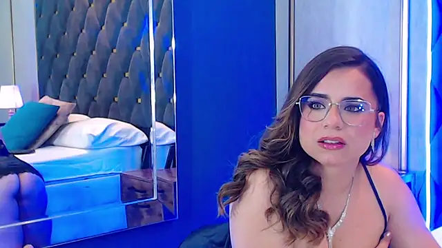 Snapshot of ThaniaJones chatting on November 2025 03:11:01 PM ThaniaJones online show from November 2025 03:11:01 PM