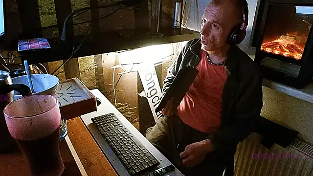 Snapshot of BongChannel chatting on December 2024 09:50:02 PM BongChannel online show from December 2024 09:50:02 PM