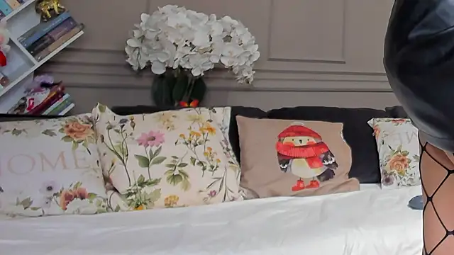 Deliciouslips online show from November 2025 03:56:01 PM