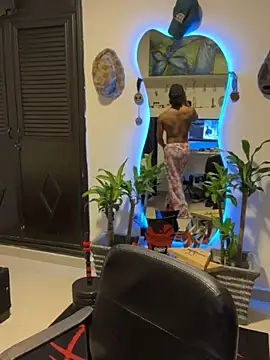 Snapshot of Young_laroi chatting on December 2024 05:49:02 AM Young laroi online show from December 2024 05:49:02 AM