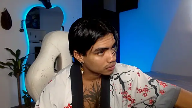 Snapshot of Young_laroi chatting on December 2024 12:08:01 AM Young laroi online show from December 2024 12:08:01 AM