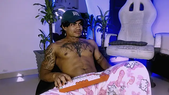 Snapshot of Young_laroi chatting on December 2024 06:21:01 AM Young laroi online show from December 2024 06:21:01 AM