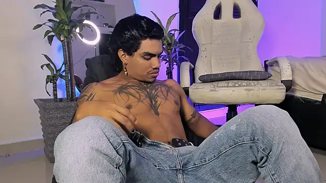 Snapshot of Young_laroi chatting on December 2024 06:44:01 AM Young laroi online show from December 2024 06:44:01 AM