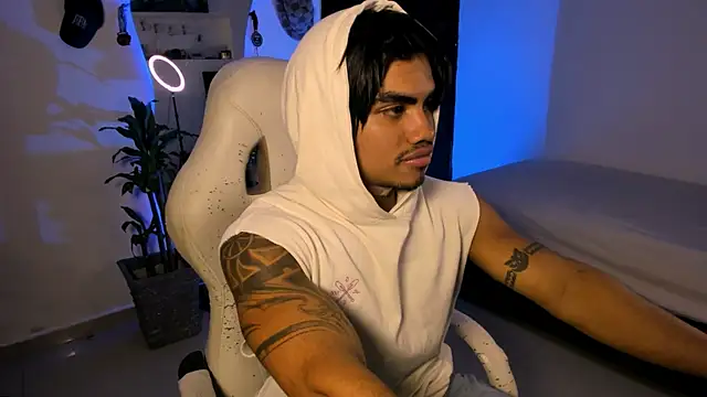 Snapshot of Young_laroi chatting on December 2024 06:53:01 AM Young laroi online show from December 2024 06:53:01 AM