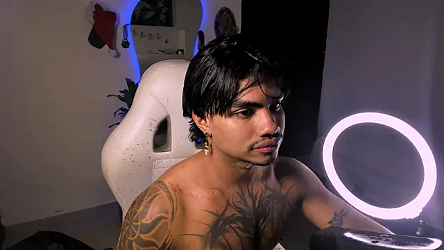 Snapshot of Young_laroi chatting on December 2024 04:07:02 AM Young laroi online show from December 2024 04:07:02 AM