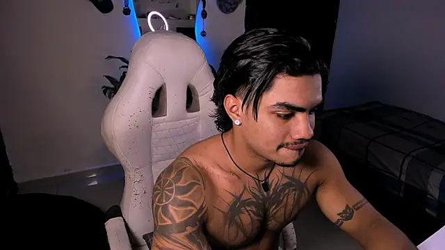 Snapshot of Young_laroi chatting on December 2024 05:25:01 AM Young laroi online show from December 2024 05:25:01 AM