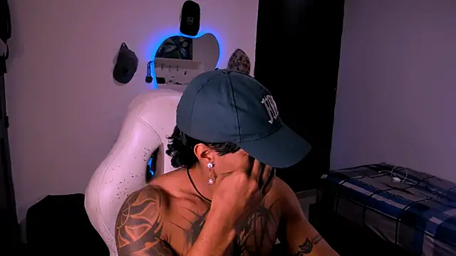 Snapshot of Young_laroi chatting on January 2025 03:57:01 AM Young laroi online show from January 2025 03:57:01 AM