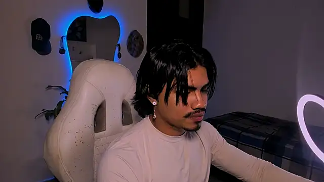 Snapshot of Young_laroi chatting on January 2025 07:04:01 AM Young laroi online show from January 2025 07:04:01 AM