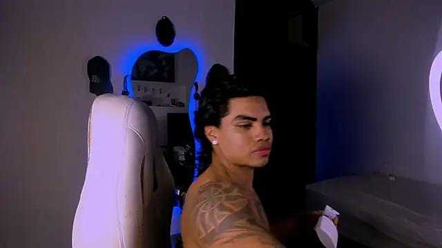 Snapshot of Young_laroi chatting on January 2025 03:34:02 AM Young laroi online show from January 2025 03:34:02 AM