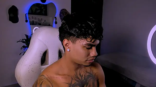 Snapshot of Young_laroi chatting on February 2025 09:56:01 PM Young laroi online show from February 2025 09:56:01 PM