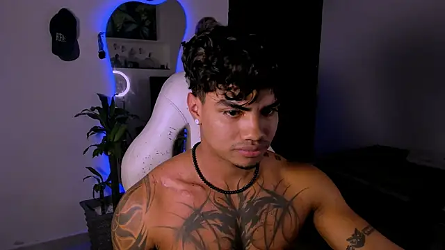 Snapshot of Young_laroi chatting on February 2025 03:53:01 AM Young laroi online show from February 2025 03:53:01 AM