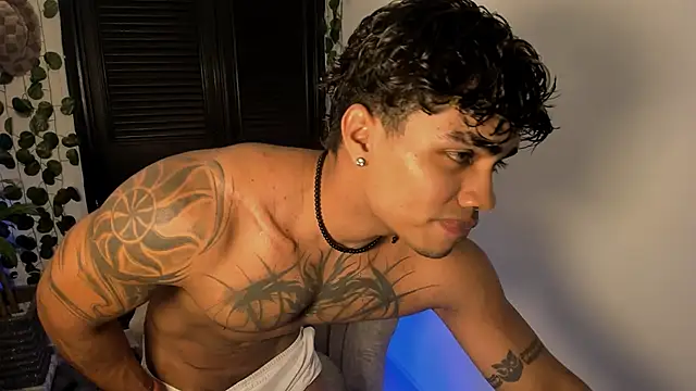 Snapshot of Young_laroi chatting on March 2025 04:39:02 AM Young laroi online show from March 2025 04:39:02 AM