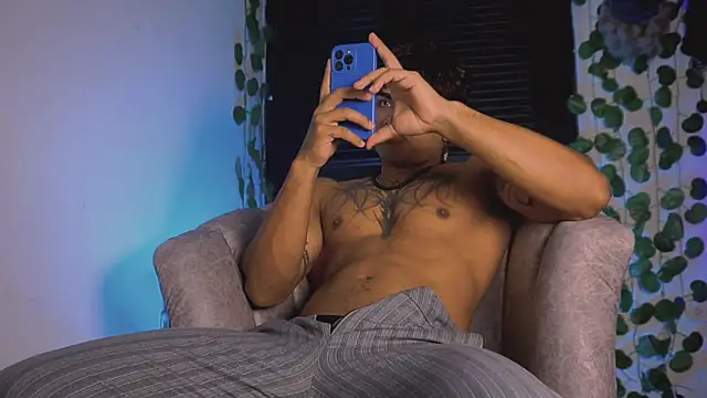 Snapshot of Young_laroi chatting on March 2025 01:34:02 AM Young laroi online show from March 2025 01:34:02 AM