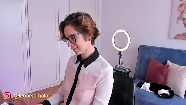 cuddlingbunny online show from November 2025 04:39:02 PM