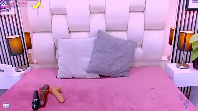 Snapshot of sarah_cream chatting on December 2025 05:57:02 AM sarah cream online show from December 2025 05:57:02 AM