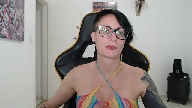 Snapshot of CrisBathoryxxx chatting on December 2024 12:07:01 AM CrisBathoryxxx online show from December 2024 12:07:01 AM