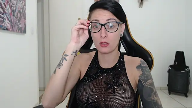 Snapshot of CrisBathoryxxx chatting on December 2024 03:10:02 AM CrisBathoryxxx online show from December 2024 03:10:02 AM